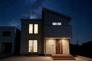 家族の会話が弾むリビング階段採用。
家事同線が自慢のリアルサイズのモデルハウスをご見学ください！
木田モデルハウスは<a href="https://maps.app.goo.gl/VicURVuC4KWWvaEg6?g_st=ipc" style="color: red;">「こちら」</a>