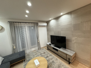 お家の顔となるリビングには、大判タイルを貼ることで重厚感を演出しております。