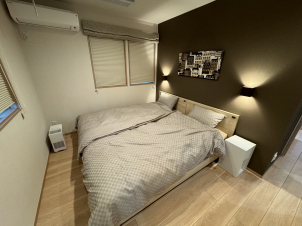 主寝室はアクセントクロスと間接照明でムードを演出。書斎も併設しております。