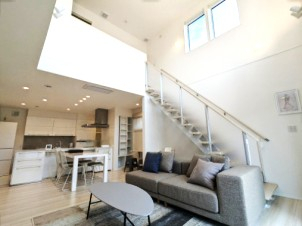 ②白を基調としたＬＤＫ。
南側には大きな窓と吹き抜けが広がり、明るく開放的なリビング。
食器棚たっぷりのキッチンは収納抜群。対面式でリビングも良く見渡せることが出来て安心