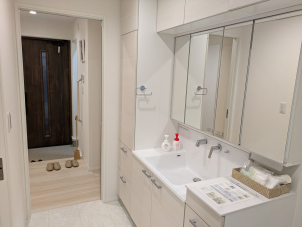 ③小さなお子さんがいるご家庭でも考えられた家事動線で子育てをお手伝い。
広さや間取りはもちろん、一条の標準仕様も是非お確かめください。