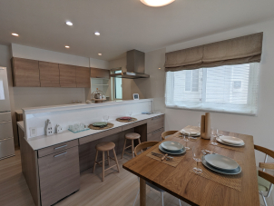 ホワイト×グレーで洗礼された空間となっております。
ペニンシュラキッチン・回遊動線・ゆったり洗面脱衣所等々・・・トレンドの間取りが詰め込まれた素敵な2階建てです✨