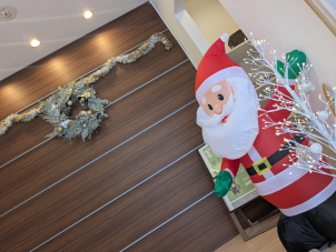 玄関ではサンタさんとライトツリーがお出迎え！