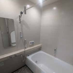 床暖房で鏡、シャワーヘットはマグネットで移動可能