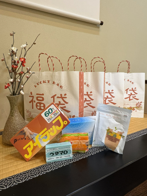 サランラップやティッシュペーパーなどの日用品や自社製ドライフルーツが入っております！
