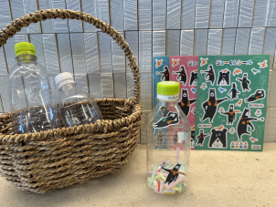 【簡単！手作り楽器】
空き容器と一条マスコットのジョーくんシールでマラカス作りも楽しもう♪