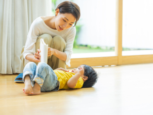 一条工務店の全館床暖房は、足元から家全体をじんわりと暖める独自の暖房システムです。床下に温水パネルを敷設し、部屋ごとの温度差を抑えながら、家全体を快適な暖かさで満たします。暖房のムラが少なく、空気を乾燥させにくいので、冬でも素足で過ごせる心地よさです。家族みんなが集まるリビングから廊下・洗面まで、家中を均一に暖めるから、日々の暮らしがもっと快適になります。