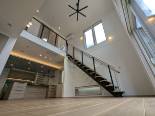 LDKは広々20帖。
リビングは吹抜けを採用する事で、より解放感のある空間を演出します。