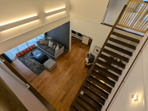 吹き抜けによる明るく開放的な空間！