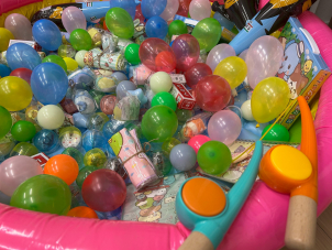 ミニカーやぬいぐるみなどおもちゃがたくさん！！