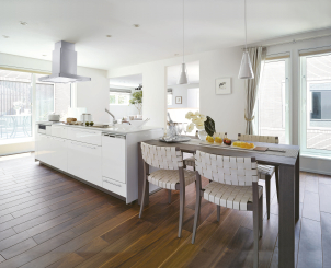 家族が集まる2階リビングは、常に明るく、視線をきにすることなく心地が良い空間となっております！