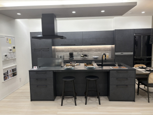 約21帖のLDK。
一条工務店オリジナルキッチンの『グレイスキッチン』も一緒にご覧いただけます。
新色のナイトストーンも見れます
※画像はイメージです。