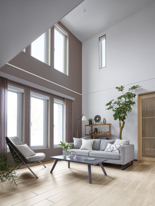 【リビング吹抜け】
大きな吹抜けで開放的な間取りです。断熱等級7で床暖房だから天井と床とで温度差が発生しません！快適で電気代もかからないお家です♪