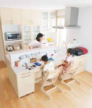 キッズカウンターキッチンならお料理をしながらお子様との会話が弾みます♪学習用具も余裕で収納！！PC作業など大人にも便利な優秀キッチンです。