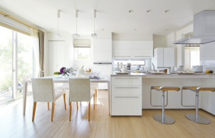 モデルハウス仕様が標準仕様⁈
特別感のある｢モデルハウス」も一条なら｢標準仕様｣。
キッチンや収納などの設備、窓や断熱材に至るまで、
自社グループで開発・生産している一条だからこそ
お届けできる暮らしがあります。ぜひ展示場へお越しください。