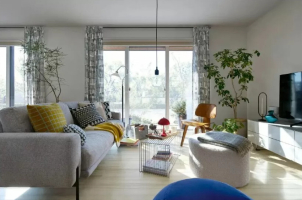 白を基調にカラフルなファブリックや照明が映える、フィンランドやスウェーデンの部屋をイメージ