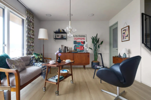 フォレストグリーンの建具に腰パネルを合わせた部屋は、ビンテージ感のある家具やカーテンとの相性もぴったり。