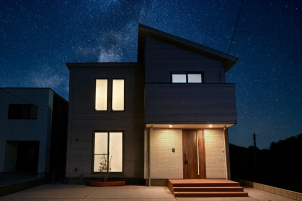 家族の会話が弾むリビング階段採用。
家事同線が自慢のリアルサイズのモデルハウスをご見学ください！