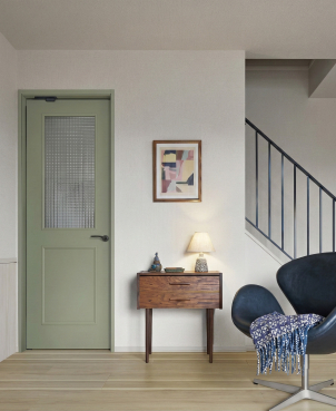 北欧の心地よさを感じる内観デザイン。淡いグリーンの建具や、空間を引き締めるアイアン手摺がアクセントになっています。お気に入りの北欧家具や雑貨がよく似合う、毎日を豊かに彩る「Naturia（ナチュリア）」のインテリア。