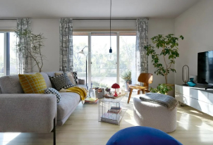 カラフルなファブリックや照明が映える。北欧をイメージした明るく白い空間。