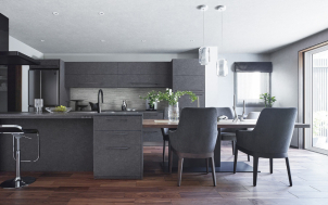 ただ料理を作る場所から、人生を愉しむ特等席へ。
私たちがたどり着いたのは、無駄を削ぎ落とした美しさと、プロ仕様の使い心地を融合させた「大人のかっこよさ」を極めた一台です。
上質な素材感が放つ圧倒的な存在感。
空間に溶け込みながらも、住む人の美学を雄弁に物語る。
リビングの主役にふさわしい、凛とした佇まいをその目でお確かめください。