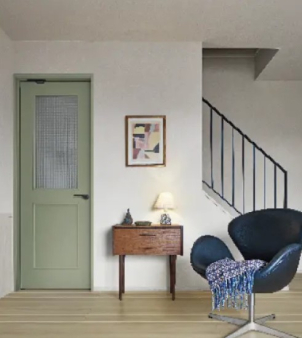 フォレストグリーンの建具に腰パネルを合わせた部屋は、ビンテージ感のある家具やカーテンとの相性もぴったり。