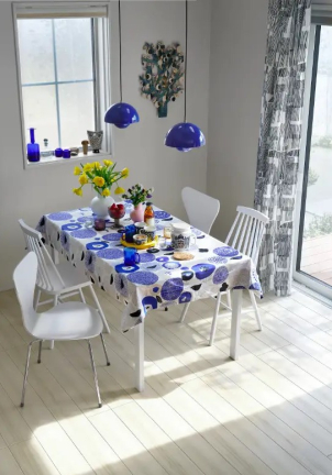 カラフルなファブリックや照明が映える、フィンランドやスウェーデンの部屋をイメージした明るく白い空間。
スッキリモダンなデザインも、遊び後頃のあるアイテムも受け止めてくれる、シンプルさを追求したスタイルです。