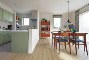 北欧のクラシックなアパートメントをイメージした「Gladje（グレーデ）」フォレストグリーンの建具に腰パネルを合わせた部屋はビンテージ感のある家具やカーテンとの相性もピッタリ。