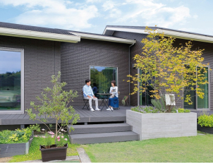 どこにいても家族の気配を感じられる安心感。独立した個室と開放的な共有スペースが絶妙なバランスで共存しています。