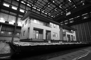 耐震等級3を「標準」とし、さらにその先へ。
一条は、実際の家を揺らす「実大実験」で、壊れない強さを証明し続けてきました。
大切なのは、命を守った後も「いつもの暮らし」が続くこと。
「最強のシェルター」とも呼べる一条の家づくりを、モデルハウスで公開中です。