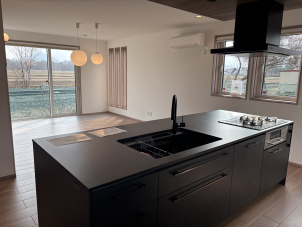 オーナー様のこだわり間取りを大公開！ブラックレーベル仕様のキッチンと大開口のパノラマウィンドウ。