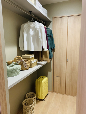 1Fに広々ファミリークローゼットを採用！ご家族全員分のシーズン服をたっぷり収納できます。