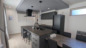 キッチンは、大容量収納を実現しました。高級感のあるカウンターは、作業台にしたりリビング収納にしたり、使い方も自由です。