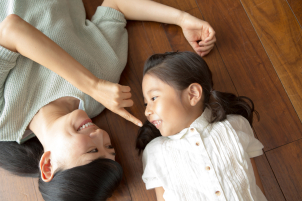 一条工務店の全館さらぽか空調は、湿度をコントロールしながら、床冷房で家全体をやさしく冷やす空調システムです。除湿された空気と床からの冷却により、ベタつきやムワっと感のない、さらっとした快適さを実現。リビングから廊下・洗面まで家中どこでも心地よく、素足で過ごしたくなる涼しさが広がります。毎日の暮らしの中で、その違いを実感できる住まいです。