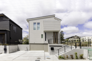 【i-cube】キューブ型の外観デザインに、白を基調とした明るくスマートなインテリアが映えるシンプルモダンな家。