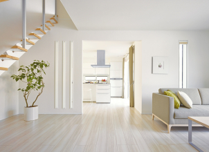 【明るく開放的なリビング】
自然光がたっぷり差し込む心地よい空間。家族が自然と集まり、笑顔が広がる住まいの中心です。