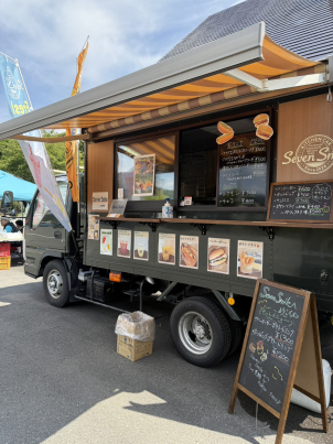 5/4(月)・5/5(火)10:00～17:00
Seven Smileさんが出店！
ご見学特典で肉厚なハンバーガーやホットドッグなどからお好きな1品を無料でプレゼントします。ぜひご家族で本格的な味をお楽しみください。