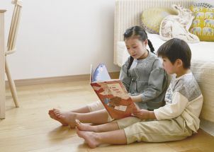 「全館床暖房」リビングはもちろん玄関や廊下、脱衣所やお風呂に至るまで、暖かい。 足元から温めるため、エアコンのように上下の温度差もつくらず、つま先から頭までやさしい暖かさで包み込みます。