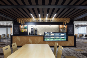 カフェも併設しています♪キッズスペースもあるのでお子様連れでもご安心ください！