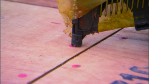 釘ひとつをとっても、厳しい施工基準がお分かりいただけます。数、種類、施工個所を全て工場からマーキングされている・・・なんてお話や一条品質、強い家のヒミツをぜひ現場で！！