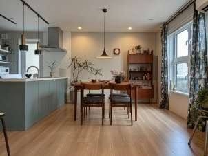 フォレストグリーンの建具に腰パネルを合わせた部屋はビンテージ感のある家具やカーテンとの相性もぴったり。

※イメージ画像です。