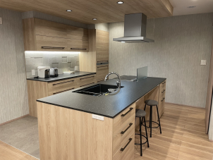 広々約23帖のLDK！グレージュのキッチンがとてもおしゃれです。家具やインテリアの配置の参考にも！