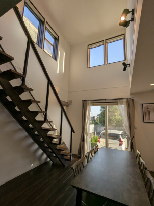 大きな吹き抜けで開放感のある雰囲気に。
家具付きでイメージのしやすさ◎
