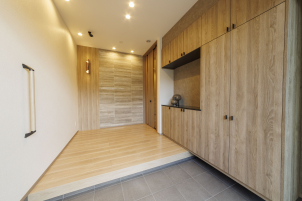 【GRAND SMART】業界最高水準の断熱性能による快適さはもちろん、木目調の深い味わいと洗練されたデザインが融合。機能美を極めた住まいが、上質な暮らしと家族の安心を叶えます。