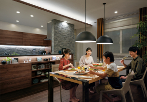 「家族が揃った時のリビングの広さは？」「キッチンでの夕食準備の動線は？」「外の音はどのくらい静かなの？」
日中の見学だけではわからない、リアルな住み心地をチェックできます。※画像はイメージです。