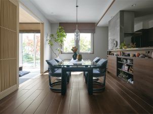 【和モダン内装】
朝日ウッドテックのオークを床や天井に施工♪ナイトストーンのキッチンと合わせてモダンな雰囲気にしております。