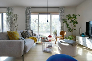 カラフルなファブリックや照明が映える、フィンランドやスウェーデンの部屋をイメージした明るく白い空間。