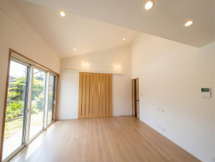 解放感溢れるモダンな平屋★
冬は「全館床暖房」で24時間どこでも暖かい★
