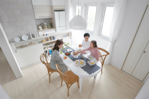 華やかに、装う。明るくナチュラルな白をベースにした、上品な雰囲気が漂うキッチンを採用。