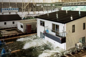 水の勝手を、決して許さない。
例年、全国で被害が発生する、豪雨や洪水による水害。残念なことに、自然災害自体を避けることはできません。そのため一条は、世界で初めて、水害に耐える住まいを開発しました。